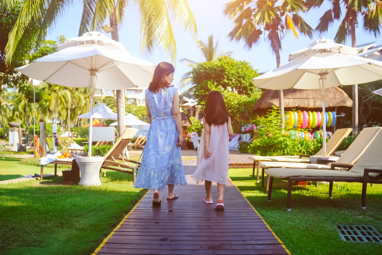 Madre e hija caminando por zonas verdes